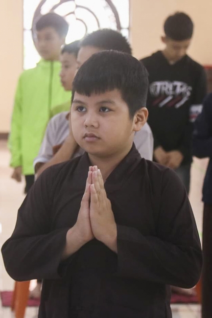 Learning many beneficial things at the pagoda on weekends.