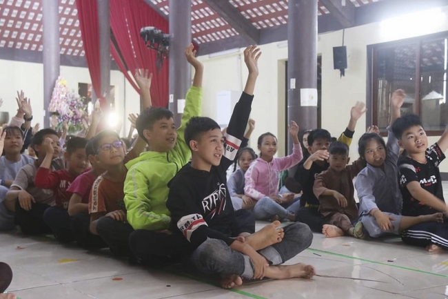 Learning many beneficial things at the pagoda on weekends.