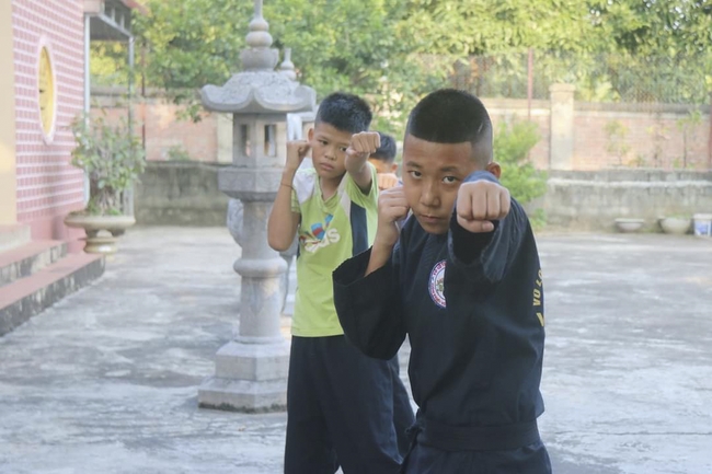 Learning many beneficial things at the pagoda on weekends.