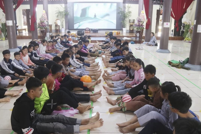 Learning many beneficial things at the pagoda on weekends.