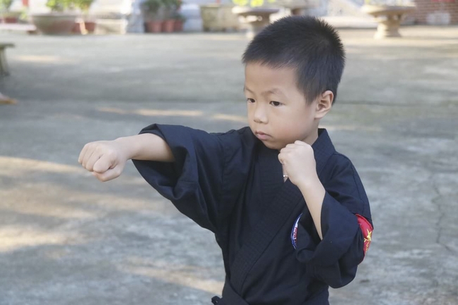 Learning many beneficial things at the pagoda on weekends.