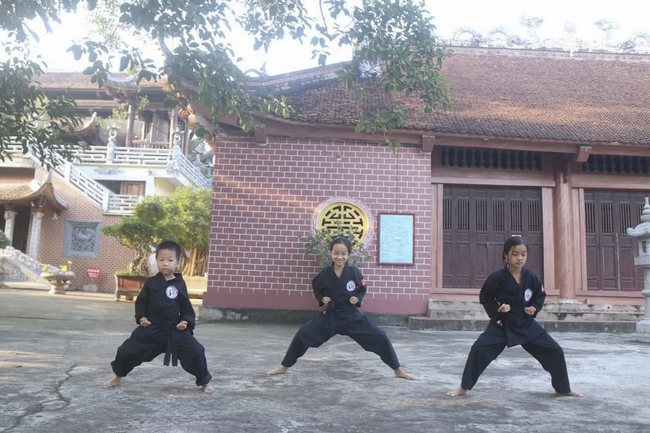 Learning many beneficial things at the pagoda on weekends.