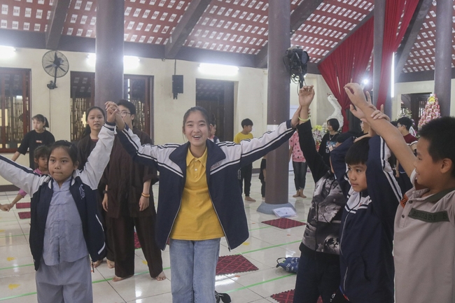 Learning many beneficial things at the pagoda on weekends.