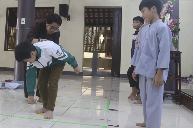 Learning many beneficial things at the pagoda on weekends.