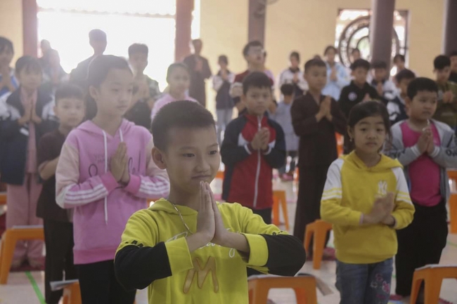 Learning many beneficial things at the pagoda on weekends.