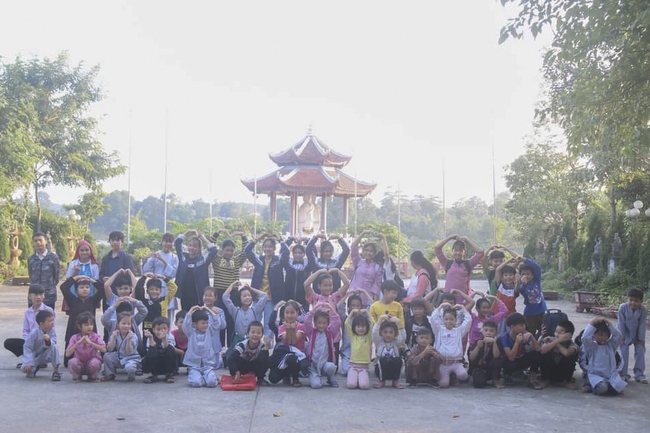 Learning many beneficial things at the pagoda on weekends.