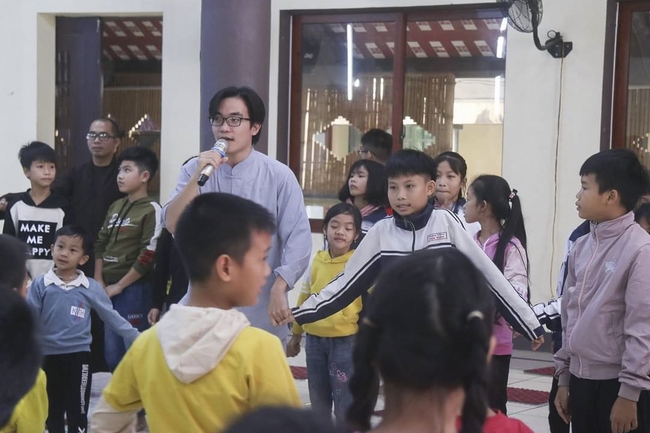 Learning many beneficial things at the pagoda on weekends.