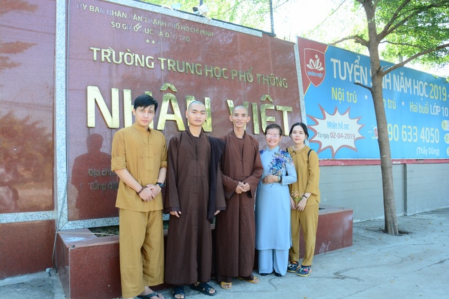 Tặng sách trường THPT Nhân Việt