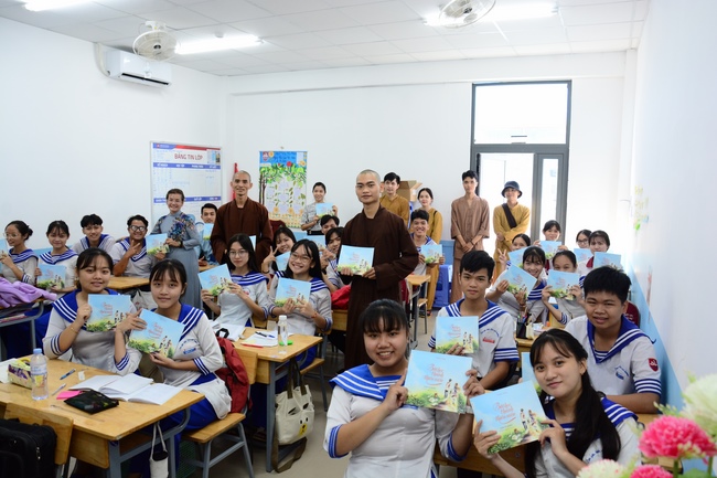 Tặng sách trường THPT Nhân Việt