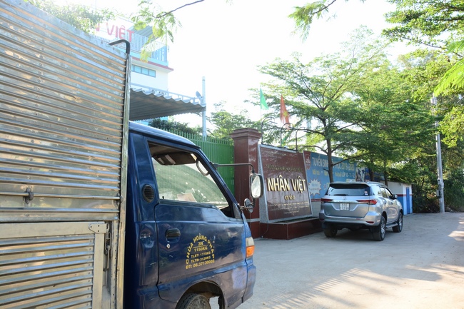 Tặng sách trường THPT Nhân Việt