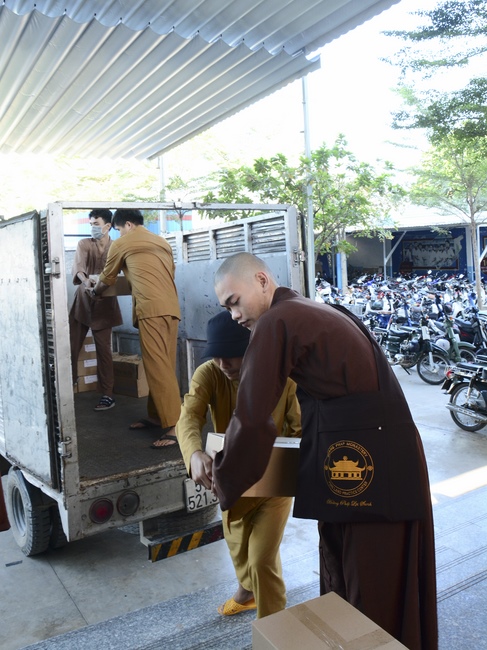 Tặng sách trường THPT Nhân Việt