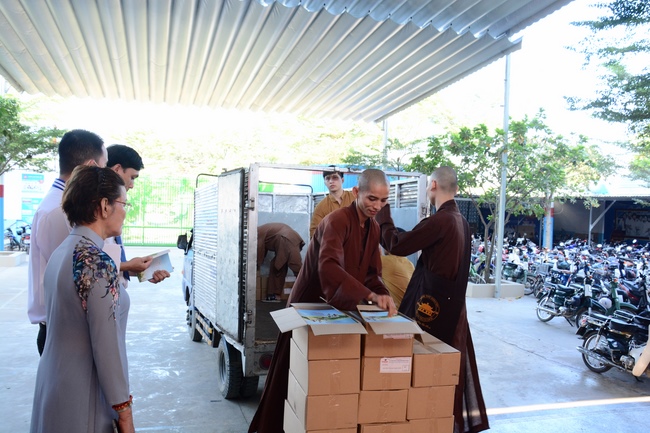 Tặng sách trường THPT Nhân Việt