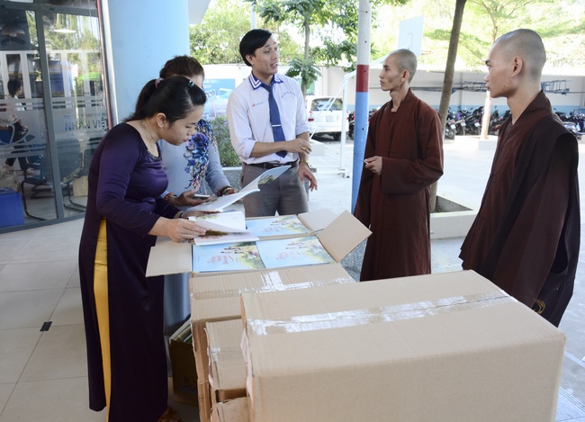 Tặng sách trường THPT Nhân Việt