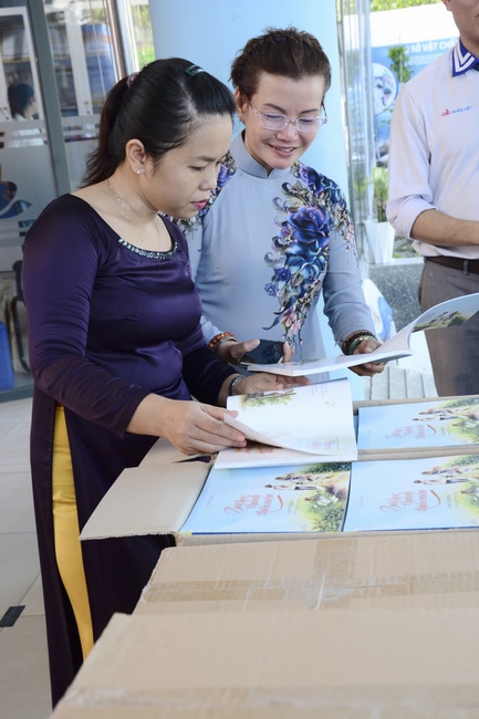 Tặng sách trường THPT Nhân Việt