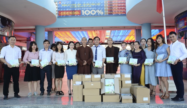 Tặng sách trường THPT Nhân Việt