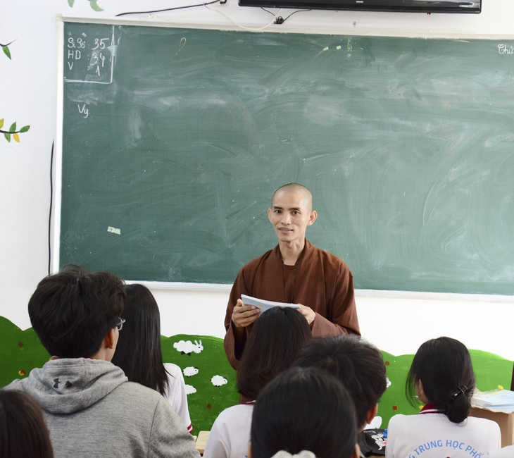 Tặng sách trường THPT Nhân Việt