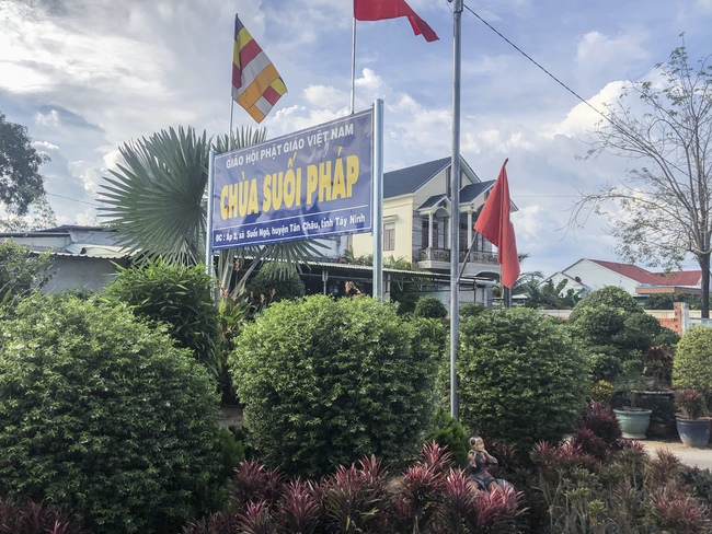 The rite of setting up the signboard of Dang Phap pagoda