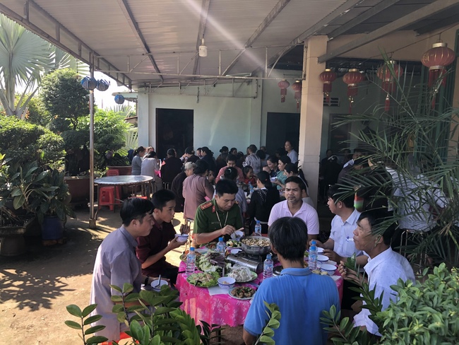 The rite of setting up the signboard of Dang Phap pagoda