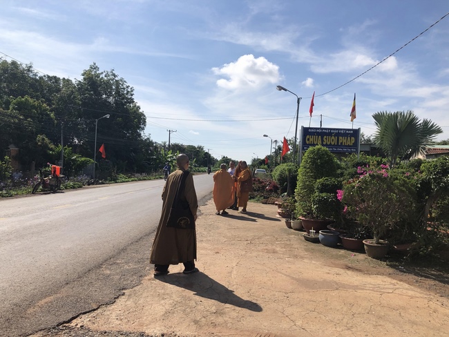 The rite of setting up the signboard of Dang Phap pagoda