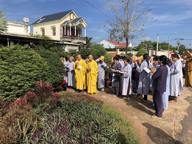The rite of setting up the signboard of Dang Phap pagoda