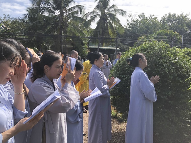 The rite of setting up the signboard of Dang Phap pagoda