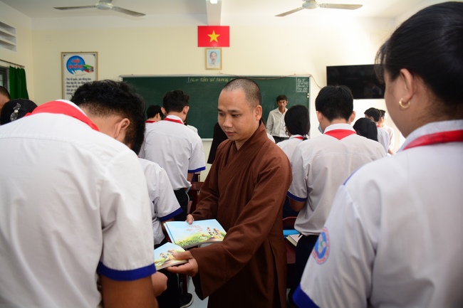 The program donating Book in Tien Giang
