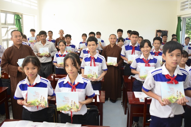 The program donating Book in Tien Giang