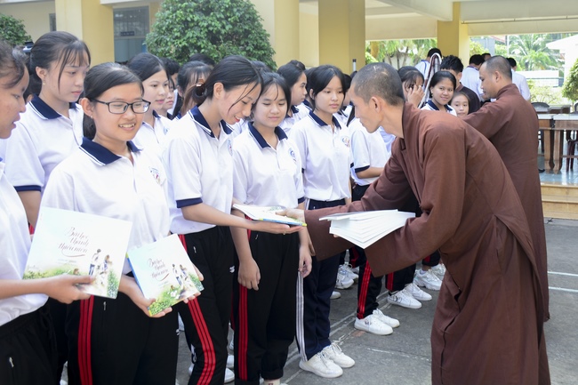 The program donating Book in Tien Giang