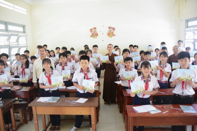 The program donating Book in Tien Giang