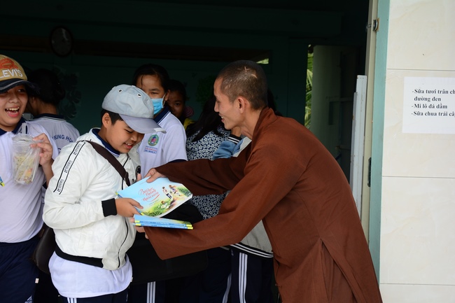 The program donating Book in Tien Giang