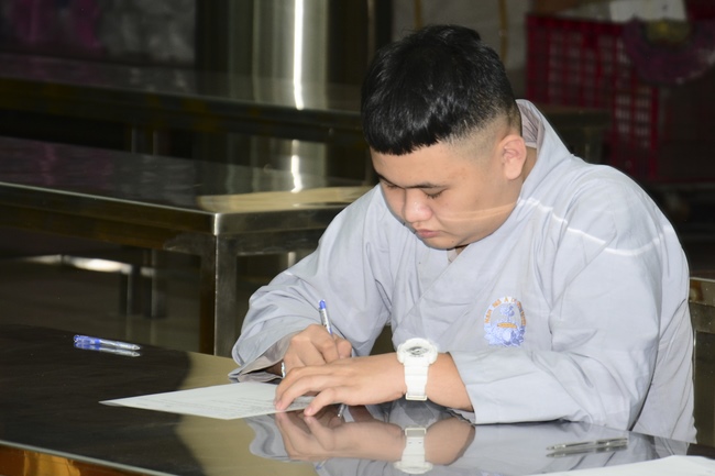 Monks and Buddhists reviewing the life and affairs of Hoang Phap Pagoda’s Founder.