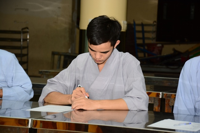Monks and Buddhists reviewing the life and affairs of Hoang Phap Pagoda’s Founder.