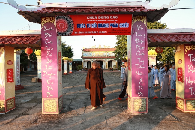 Reflecting on inner mind Retreat at Dong Cao Pagoda