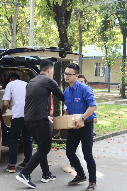 Donating books to the University of Labor and Society Affairs