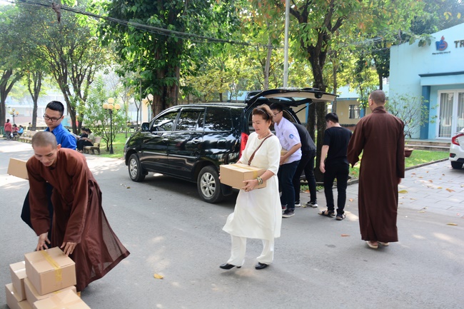 Donating books to the University of Labor and Society Affairs