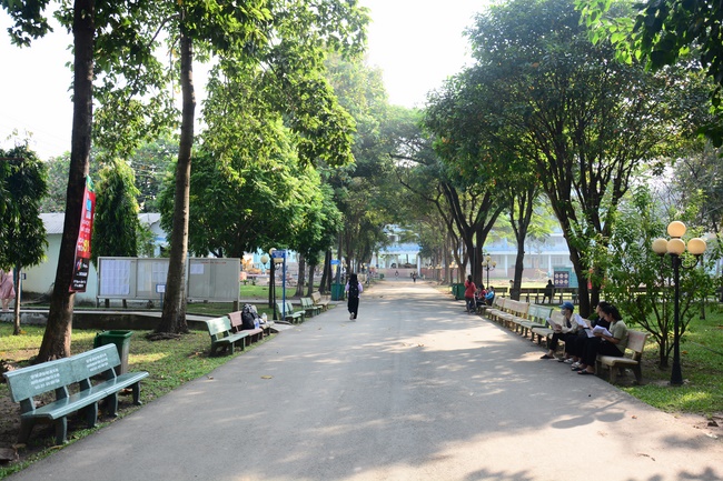 Donating books to the University of Labor and Society Affairs