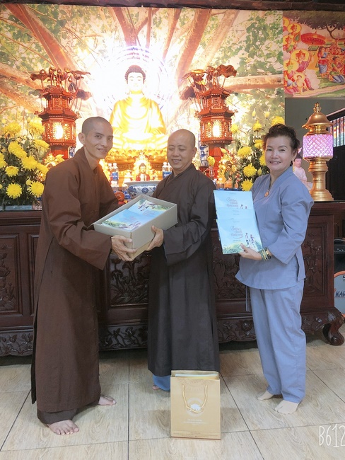 Donating books to the University of Labor and Society Affairs