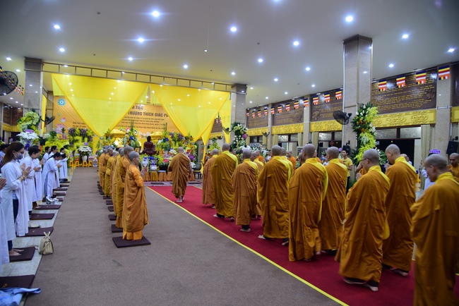 Ritual of visiting and offering homage to Most Venerable Thich Giac Phuc’s Body
