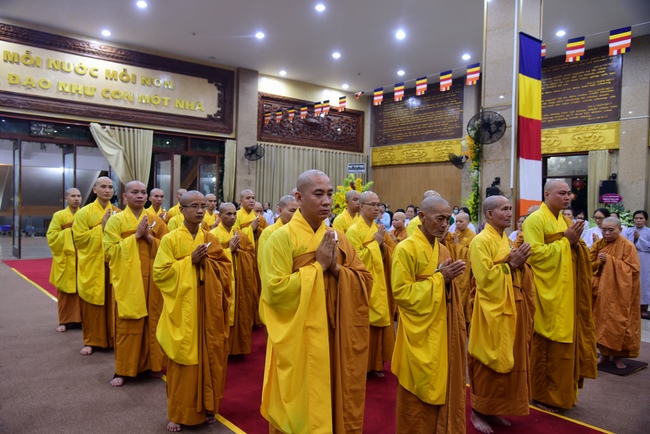 Ritual of visiting and offering homage to Most Venerable Thich Giac Phuc’s Body