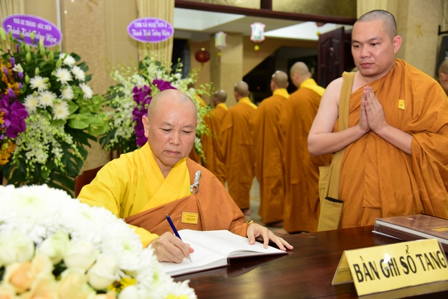 Ritual of visiting and offering homage to Most Venerable Thich Giac Phuc’s Body