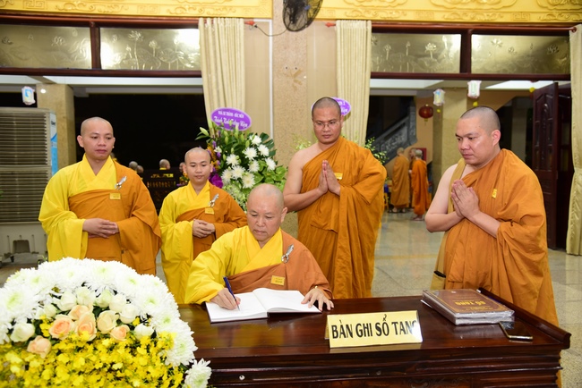 Ritual of visiting and offering homage to Most Venerable Thich Giac Phuc’s Body