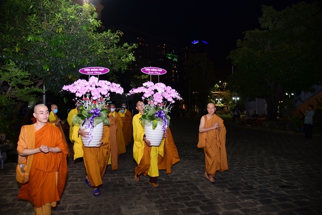 Ritual of visiting and offering homage to Most Venerable Thich Giac Phuc’s Body