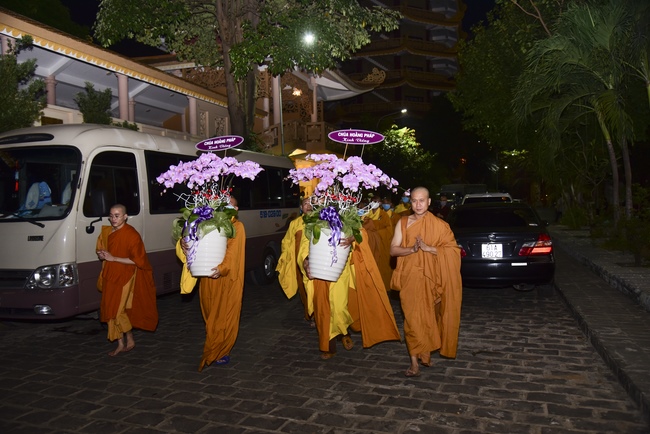 Ritual of visiting and offering homage to Most Venerable Thich Giac Phuc’s Body