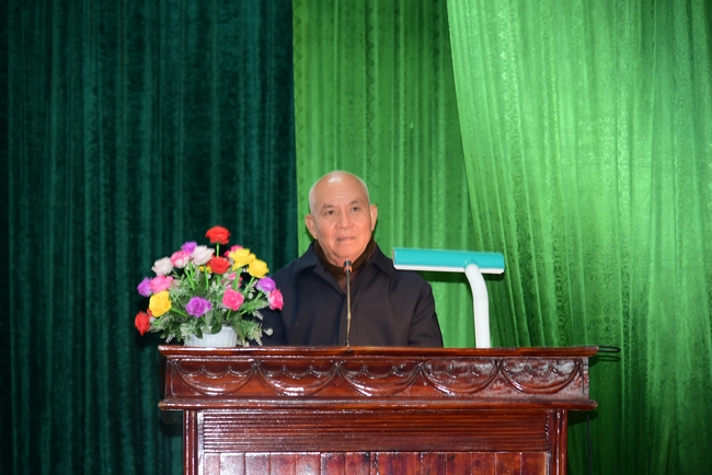 Offering gifts to Nam Dinh Buddhist Intermediate School