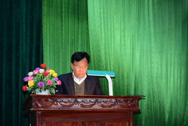 Offering gifts to Nam Dinh Buddhist Intermediate School