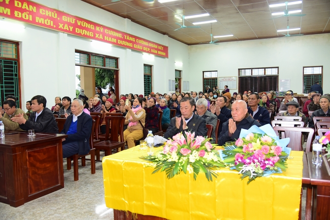 Offering gifts to Nam Dinh Buddhist Intermediate School