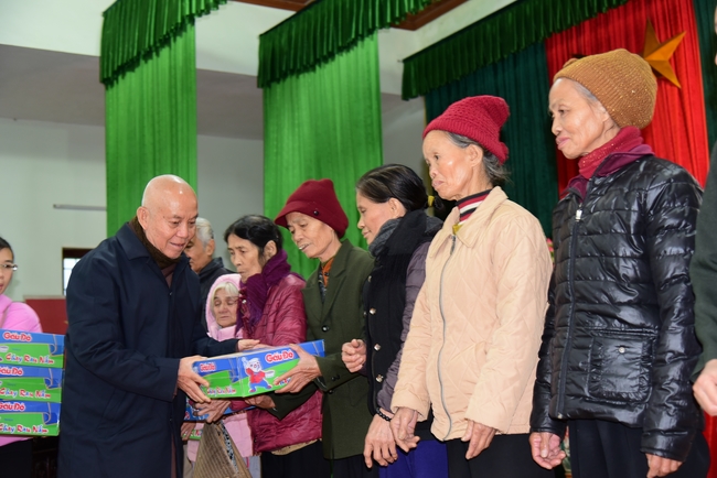 Offering gifts to Nam Dinh Buddhist Intermediate School