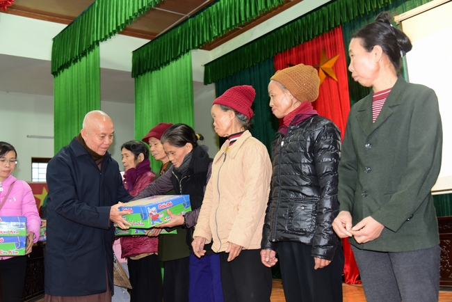 Offering gifts to Nam Dinh Buddhist Intermediate School
