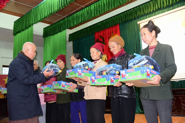 Offering gifts to Nam Dinh Buddhist Intermediate School