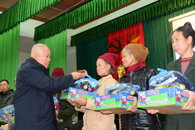 Offering gifts to Nam Dinh Buddhist Intermediate School